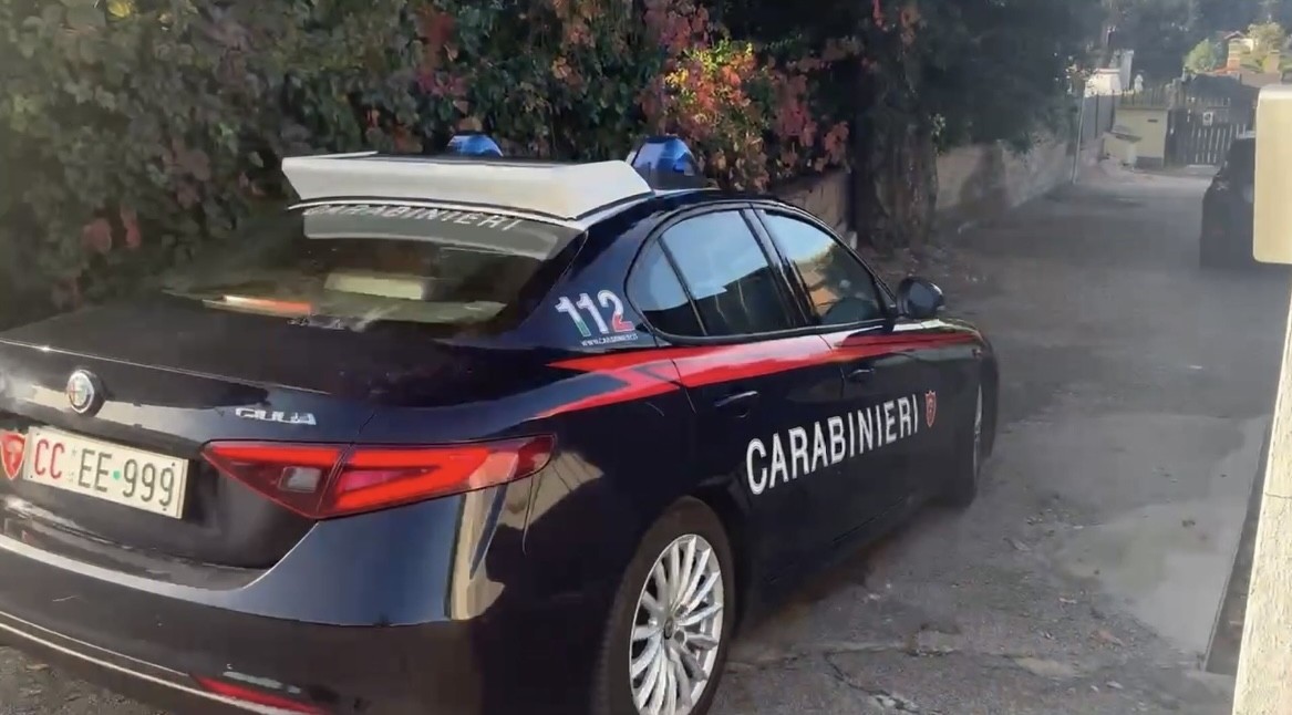 Vandali devastano dieci stabilimenti e aggrediscono un vigilante