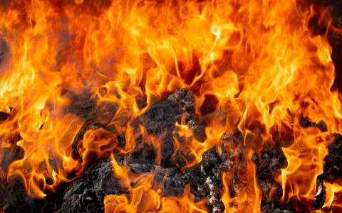 Fuoco sulla variante di Pontetetto: strada chiusa a Lucca