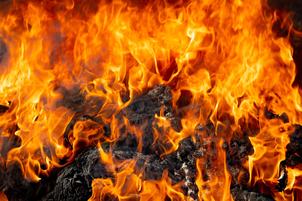 Fuoco sulla variante di Pontetetto: strada chiusa a Lucca