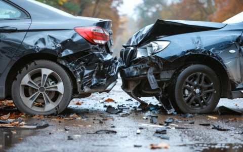 Incidente stradale all’alba: una ragazza illesa dopo il ribaltamento dell’auto