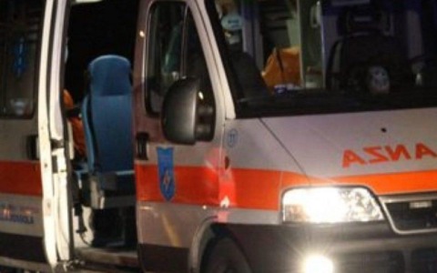 Lieve scontro tra camion e autobus in piazza San Salvatore