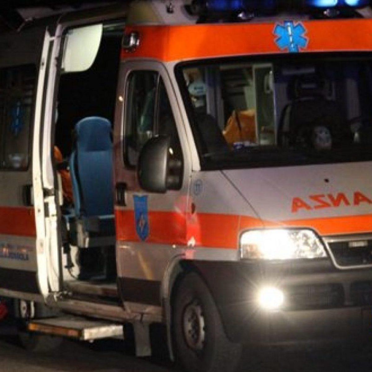 Lieve scontro tra camion e autobus in piazza San Salvatore