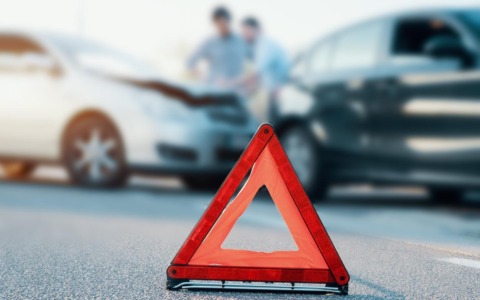 Ciclista di 30 anni ferito nello scontro con un’auto