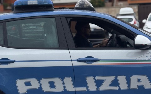 34enne minaccia poliziotti con una sbarra di ferro: arrestato