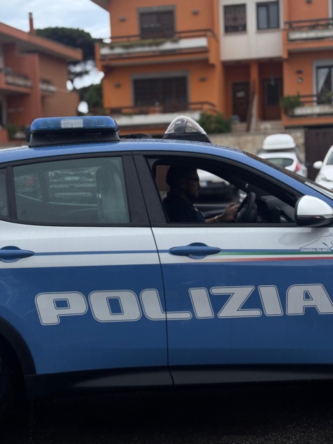 34enne minaccia poliziotti con una sbarra di ferro: arrestato