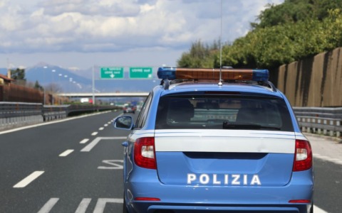Un uomo aggredisce i soccorritori e il personale del pronto soccorso