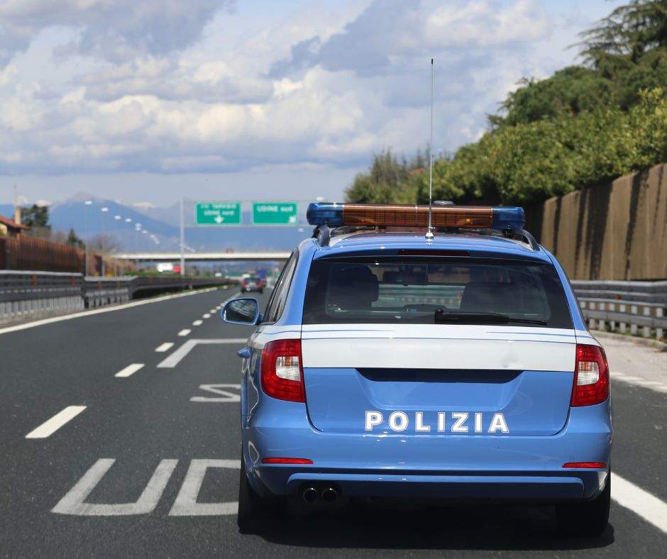Un uomo aggredisce i soccorritori e il personale del pronto soccorso