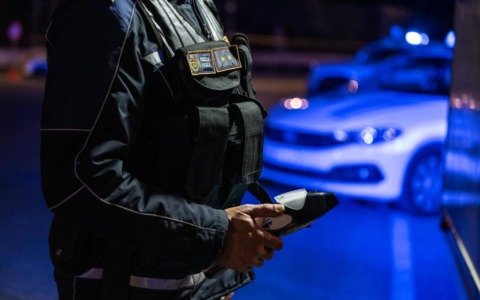 Arrestato dopo il furto di superalcolici al supermercato