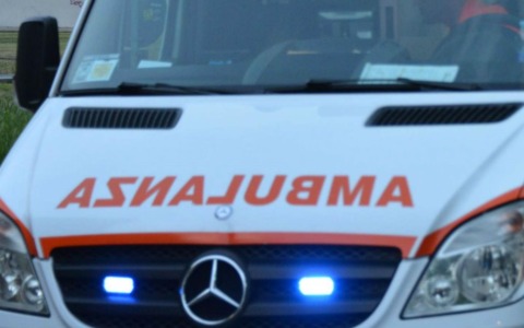 Scivola tra i rovi, soccorsa lungo una strada rurale