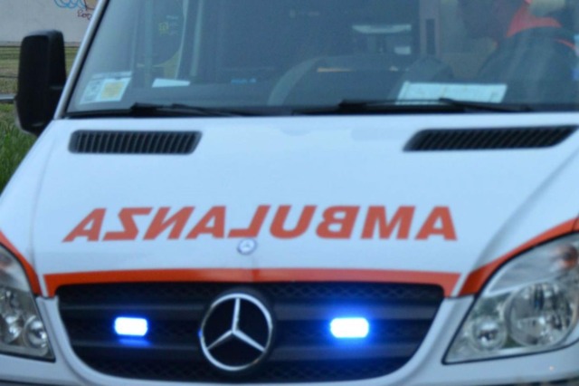 Scivola tra i rovi, soccorsa lungo una strada rurale