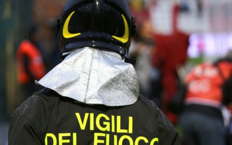Crolla il solaio di un’abitazione, due inquilini evacuati
