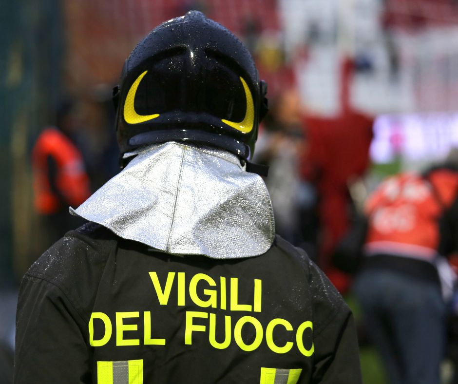 Crolla il solaio di un’abitazione, due inquilini evacuati