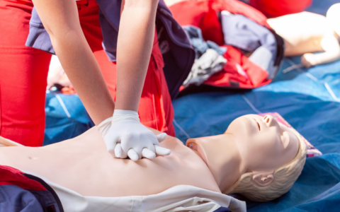 Primo soccorso obbligatorio a scuola, l’appello al Governo