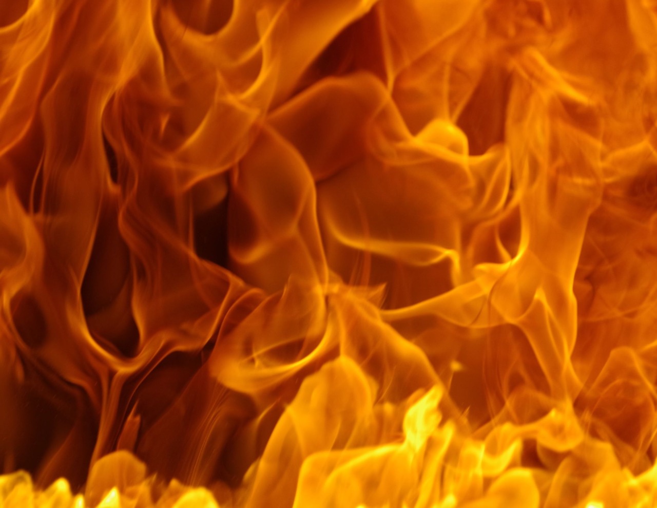 Incendio e olio sulla variante di Pontetetto: strada chiusa