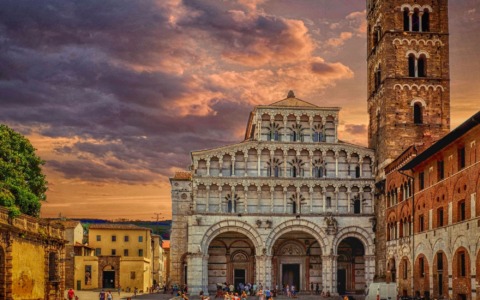 Nel centro di Lucca crescono i ristoranti, calano i negozi